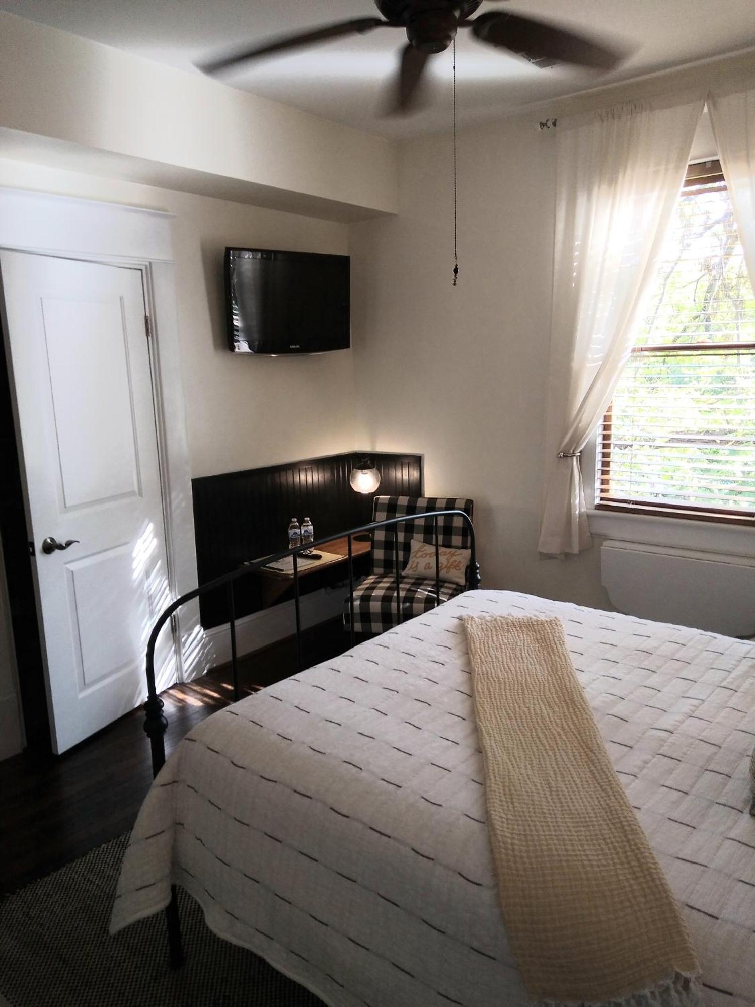 Black Lantern Inn Roanoke Bagian luar foto
